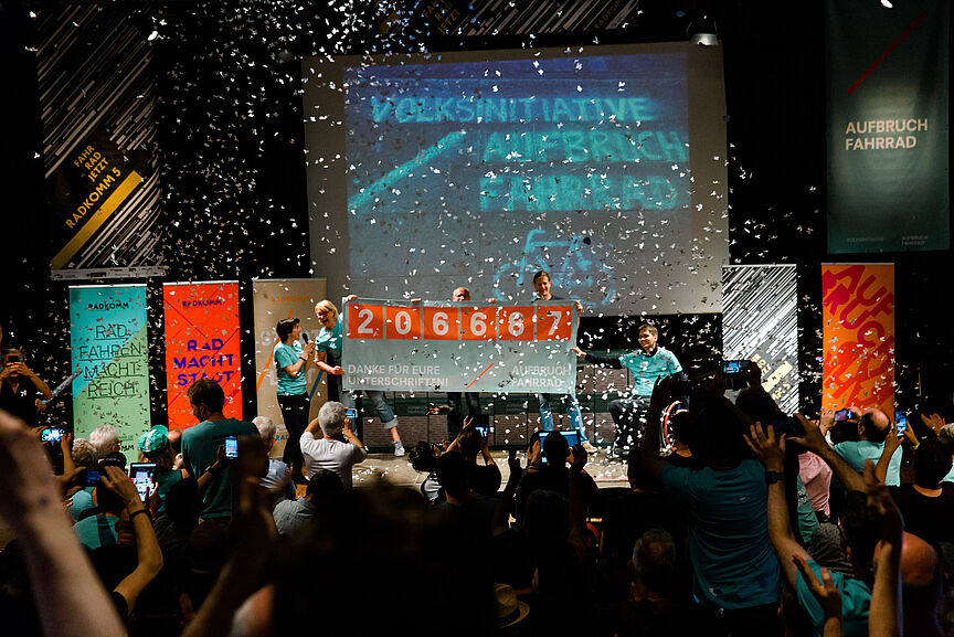 Das Aktionsbündnis Aufbruch Fahrrad feierte 206.687 Unterschriften. Das Aktionsbündnis Aufbruch Fahrrad feierte 206.687 Unterschriften.