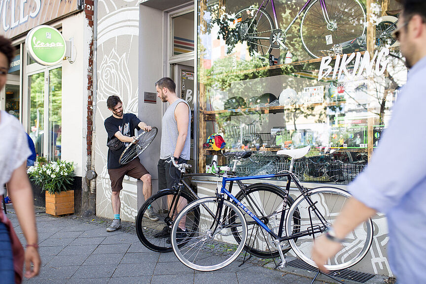 Vor dem Fahrradhandel Menschen stehen vor dem Fahrradhandel