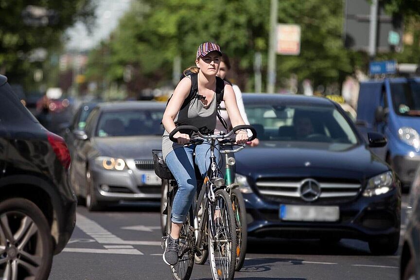 Lebenswert? Autos dominieren auf den Straßen. Fahrradfahren im täglichen Verkehr