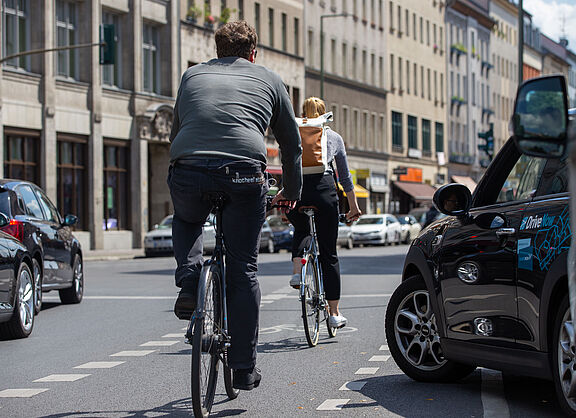 Rad- und Autoverkehr in der Stadt